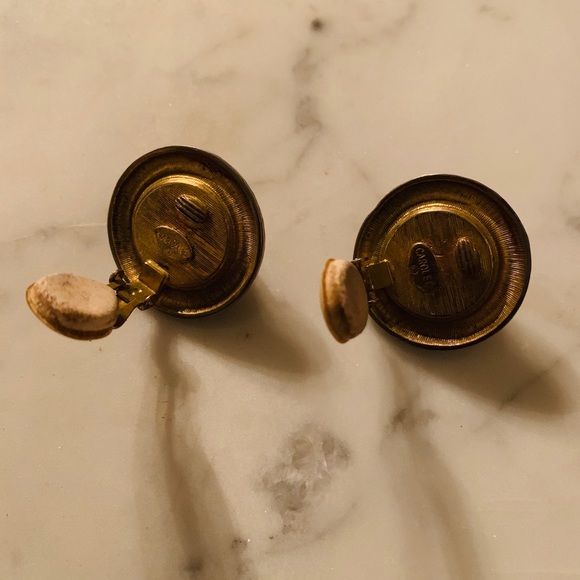 Great vintage Carolee hammered metal earclips - Picture 3 of 3